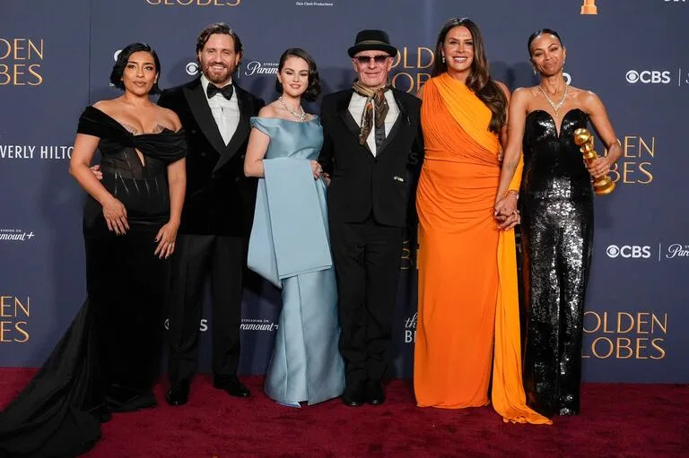 Adriana Paz, Edgar Ramírez, Selena Gomez, Jacques Audiard, Karla Sofía Gascón y Zoe Saldaña, en la gala de los Globo de Oro