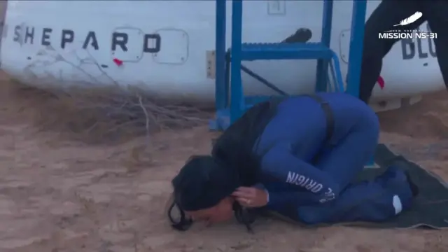 Katy Perry al regresar del espacio.